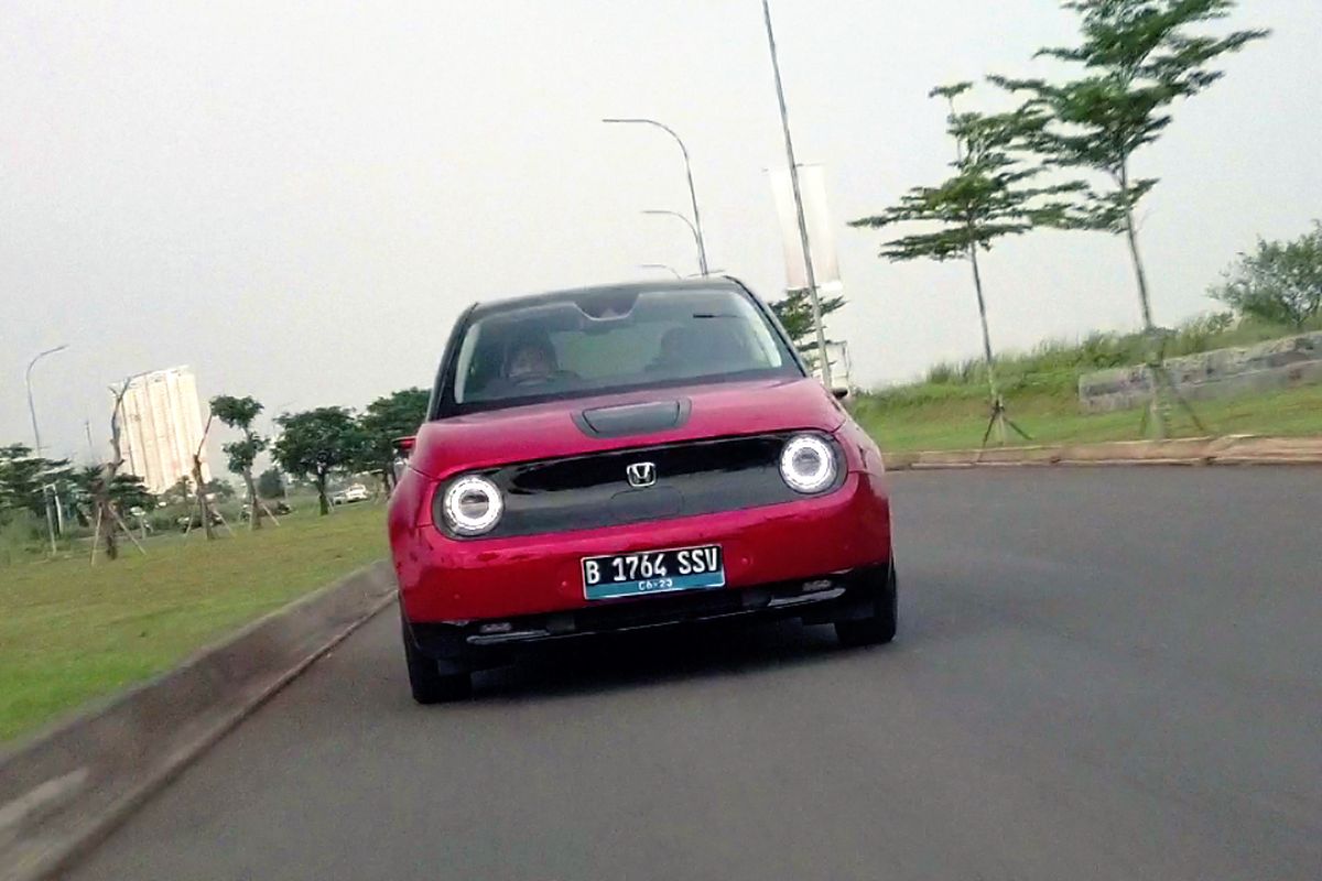 Akselerasi instan, mobil listrik, teknik mengemudi, regenerative braking, Mobil Listrik di Tanjakan Ekstrem: Tips Aman Berkendara Ala Ahli