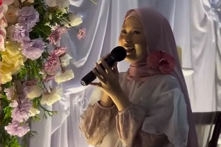 nadin amizah saat pengajian pranikah, nadin amizah akan menikah, 5 Outfit Nadin Amizah Saat Pengajian Jelang Pernikahan, Nuansa Floral, Nuansa dusty pink, Outer transparan detail floral, Hijab satin pastel dengan bros bunga, Heels berwarna senada, Sentuhan riasan natural