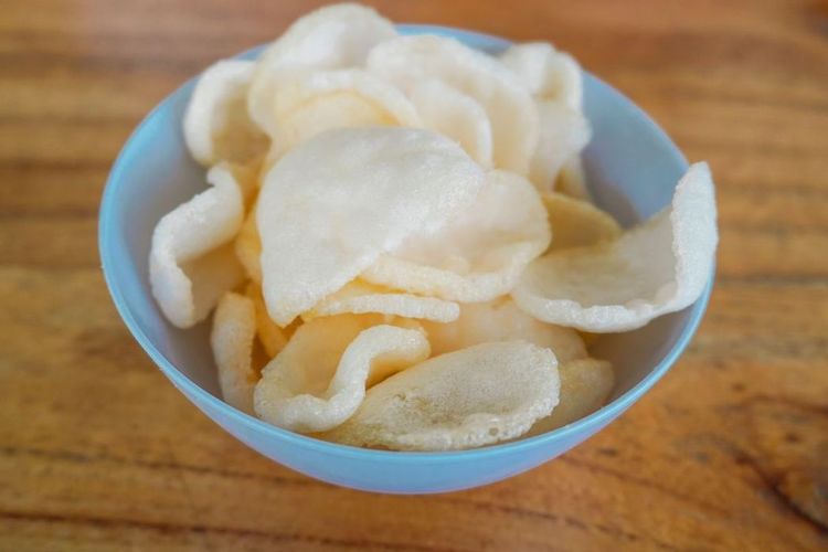kerupuk, nasi sisa, nasi sisa semalam, sisa nasi, membuat kerupuk, kerupuk nasi, Sisa Nasi Semalam Ternyata Bisa Dibikin Kerupuk Renyah, Begini Caranya!
