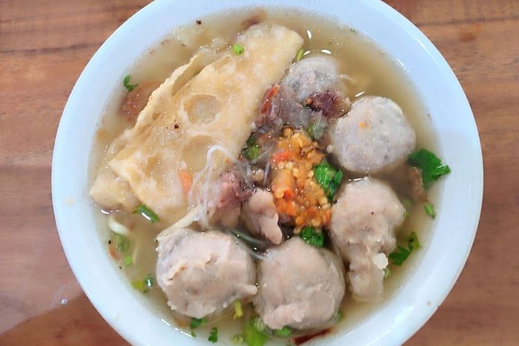 Stasiun Malang Kota Baru, Stasiun Kota Baru Malang, kuliner dekat Stasiun Malang, kuliner malang, tempat makan dekat Stasiun Malang, rawon Stasiun Malang, bakso Stasiun Malang, 8 Kuliner Dekat Stasiun Malang Kota Baru, Rawon hingga Bakso, 1. Depot Bang Leo, 2. Nasi Bhug Matirah, 3. Soto Basket Stasiun, 4. Bakso Priangan Mang Yayat, 5. Rawon Tessy, 6. Orem-orem ketupat Abah Syahri, 7. Nasgor Pak Dji, 8. Pasar Klojen