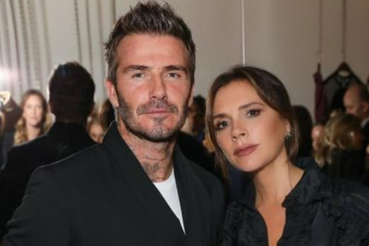 Victoria Beckham, David Beckham, Victoria Beckham dan David Beckham anniversary, anniversary Victoria dan David Beckham, pernikahan Victoria dan David Beckham, 26 Tahun Pernikahan, Victoria dan David Beckham Bagikan Momen Romantis, David Beckham tak kalah romantis, Perjalanan cinta Victoria dan David, Menggelar pernikahan intimate, Gaun yang memukau