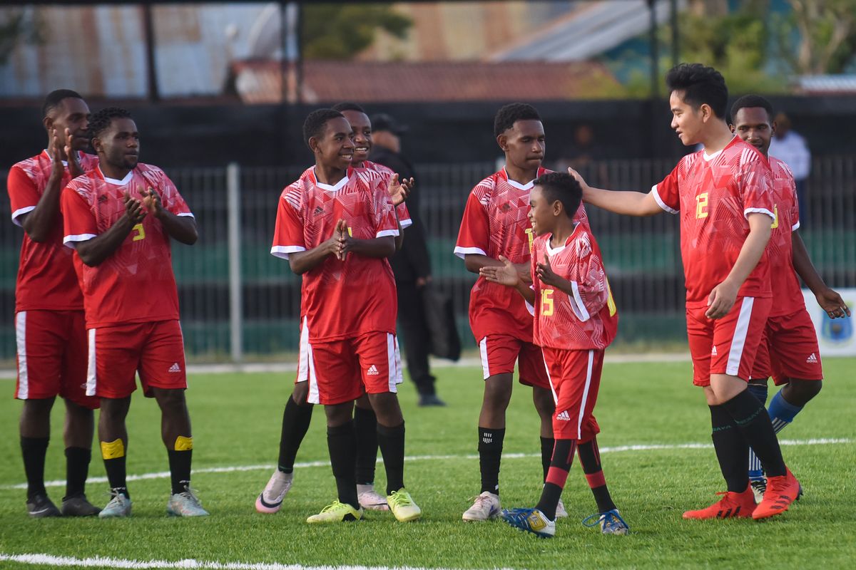 kunjungan kerja Gibran, Momen Wapres Gibran Cetak Hattrick Bersama Anak-anak SSB di Stadion Pendidikan Wamena, Bagaimana Awal Kegiatan Gibran di Wamena?, Siapa Lawan Tanding dalam Pertandingan Persahabatan Ini?, Berapa Gol yang Dicetak Gibran?, Bagaimana Kesan Anak-anak Bermain Bersama Wapres?