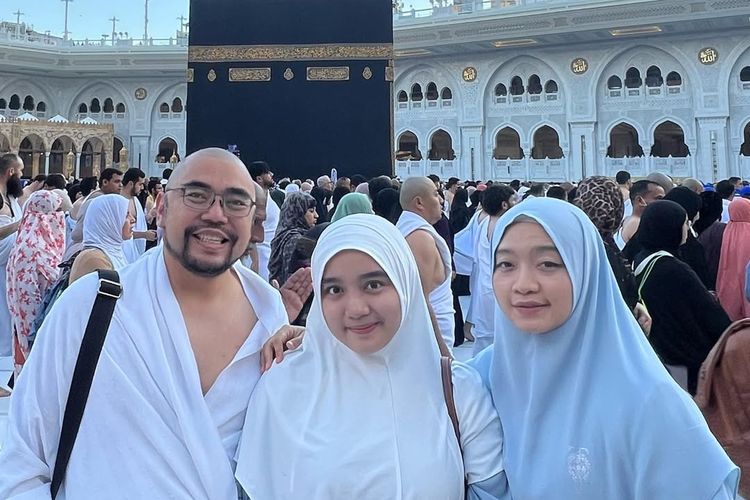 Muliandy Nasution, Muliandy Nasution Suami Desainer Ayu Dyah Meninggal, Ini 7 Potret Kenangan Saat Umrah Bersama, 1. Meninggal dalam kecelakaan di Bangka Barat, 2. Baru saja umrah bersama keluarga, 3. Umrah sebagai kado ulang tahun anak, 4. Sosok suami yang sabar dan ceria, 5. Momen dzikir bersama di depan Ka'bah, 6. Dukungan dari sahabat dan netizen, 7. Dimakamkan di Al-Azhar Memorial Garden