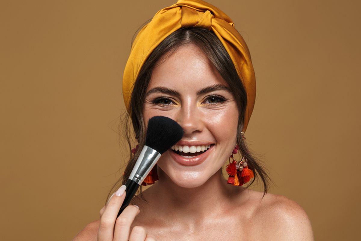 trik makeup, cara memakai highlighter, tips makeup glowing, highlighter makeup, makeup highlighter, cara mengaplikasikan highlighter, 7 Trik Pakai Highlighter untuk Tampilan Wajah Glowing dan Natural, 1. Tulang pipi (cheekbones), 2. Tulang alis (brow bone), 3. Sudut dalam mata (inner corners), 4. Busur cupid (cupid’s bow), 5. Hidung (bridge of the nose), 6. Dahi dan dagu (forehead and chin), 7. Tips tambahan
