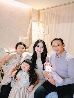 Puput Nastiti Devi, Intip Style Puput Nastiti Devi Melahirkan Anak Ketiga, Nuansa Pastel, Makeup natural Puput Nastiti Devi, Rambut ditata rapi dengan gaya sederhana, Busana bernuansa pastel lembut, memberi kesan hangat dan menenangkan, Gaya Ahok yang simpel dan bersih, fokus pada peran sebagai pendamping