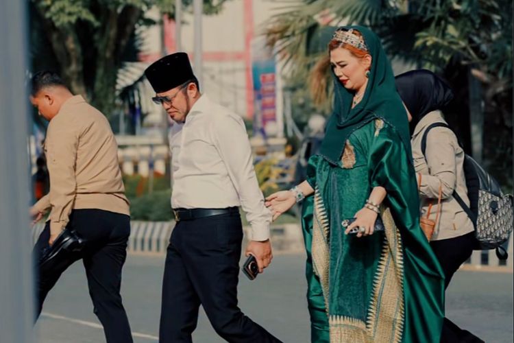 Deretan Gaun yang Serba Senada Sarifah Suraidah Istri Gubernur Kaltim, 1. Abaya hijau emerald dengan detail etnik, 2. Gaun ungu pastel, 3. Gaun nuansa emas, 4. Gaun putih transparan berlapis, 5. Setelan ungu kotak-kotak