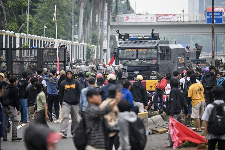 rekayasa perjalanan KRL, demo buruh 28 Agustus 2025, KRL Commuter Line ditutup, Info perjalanan KRL terbaru, KRL Tanah Abang Palmerah ditutup, Info perjalanan KRL Commuter, Penutupan stasiun KRL hari ini, Demo Buruh di DPR, Stasiun KRL Tanah Abang-Palmerah Berpotensi Ditutup