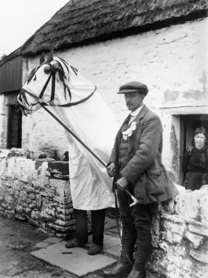 Natal, Mari Lwyd, hari Natal, Mari Lwyd, Tradisi Mengarak Kostum Berkepala Tengkorak Kuda saat Natal, Asal usul nama dan sosok Mari Lwyd, Dari mana tradisi ini berasal?, Apa yang dilakukan?, Mari Lwyd dari masa ke masa