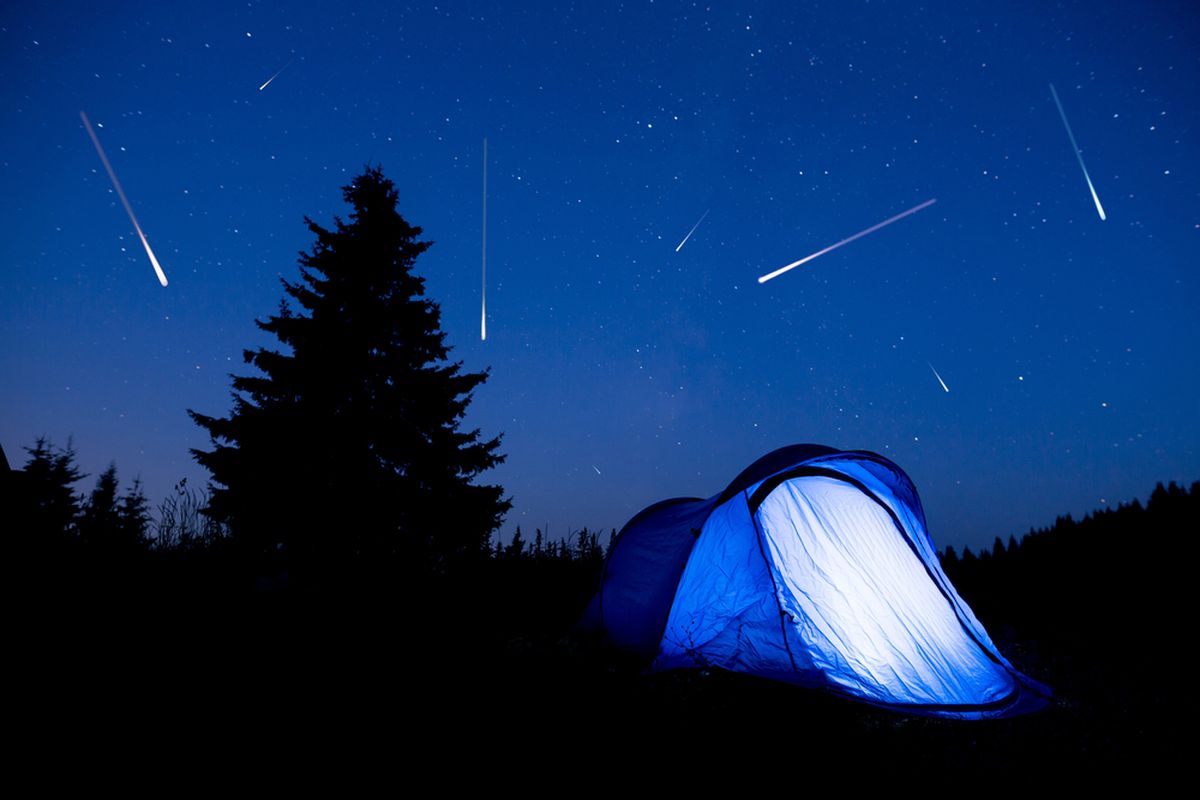bulan biru, fenomena langit, Flower Moon, Blue Moon, 7 Fenomena Langit Mei 2026 yang Sayang Dilewatkan, Ada Supermoon, 1. Bulan purnama "Flower Moon" (1 Mei), 2. Komet PANSTARRS di belahan bumi selatan (5 Mei), 3. Hujan meteor Eta Aquariids (6 Mei), 4. Musim pengamatan Bima Sakti dimulai (pertengahan Mei), 5. Supermoon Baru dan Langit Gelap (16 Mei), 6. Bulan sabit dan Venus berdampingan (18 Mei), 7. Bulan Biru dan Bulan Mikro (31 Mei)