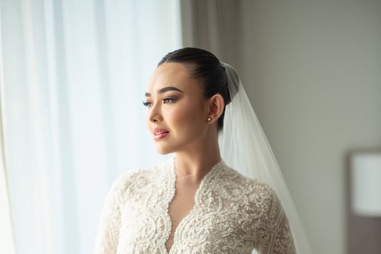 Amanda manopo dan kenny austin, amanda manopo menikah, kenny austin dan amanda manopo, pernikahan amanda manopo, pernikahan Amanda Manopo dan Kenny Austin, amanda manopo sudah menikah, kenny austin dan amanda manopo pacaran, 7 Style Pernikahan Amanda Manopo dan Kenny Austin, Serba Putih nan Romantis, 1.Gaun lace klasik rancangan Hiantjen, 3. Tatanan rambut sleek bun oleh Arnold Dominggus, 4. Makeup nuansa soft glam oleh Bennu Sorumba, 5. Kenny tampil gagah dalam setelan putih, 6. Nail art minimalis bernuansa natural, 7. Perhiasan