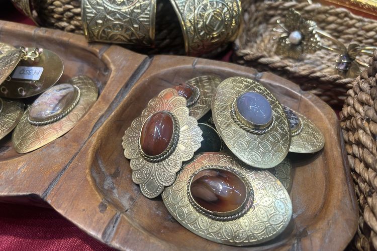 Inacraft, Inacraft 2025, pameran inacraft, pameran inacraft 2025, belanja di inacraft, Bawa Rp 300.000 Belanja di Inacraft 2025, Dapat Apa Saja?, 1. Blouse batik, 2. Aksesori kuningan etnik, 3. Kerajinan rajut , 4. Baju batik anak, 5. Perhiasan silver, 6. Bucket hat ecoprint 