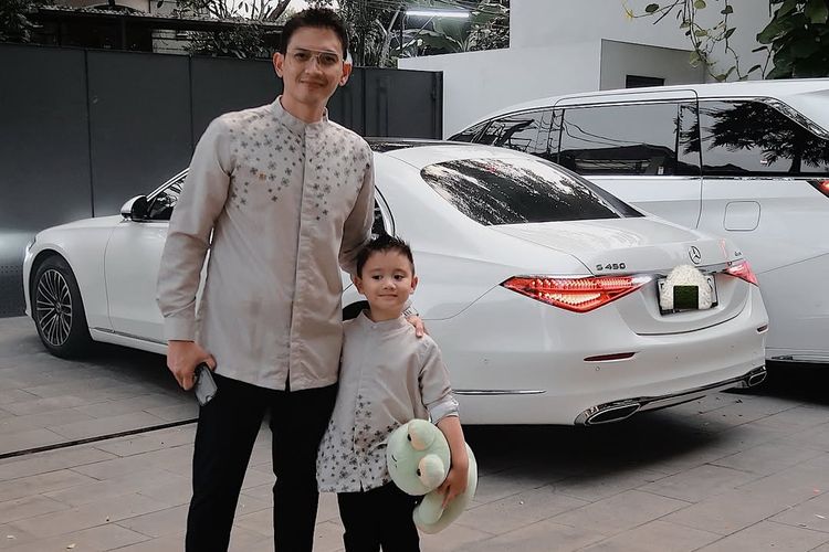 Idul Adha, idul adha, idul adha 2025, baju idul adha citra kirana, citra kirana idul adha, keluarga citra kirana idul adha, citra kirana dan rezky aditya, Outfit Citra Kirana dan Keluarga Saat Idul Adha 2025, Serasi dengan Warna Abu-abu