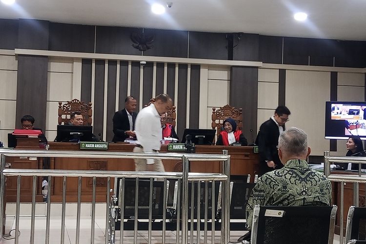 Sritex, Dicky Syahbandinata, PT Sritex, Tangis Mantan Karyawan Terbaik Bank BJB di Sidang Tipikor Kasus Kredit Sritex, Klaim Berprestasi dan Karier Hancur, Bantah Punya Motif dan Terima Suap, Kuasa Hukum Soroti Dugaan Tebang Pilih, Duduk Perkara Kasus Korupsi Kredit Sritex