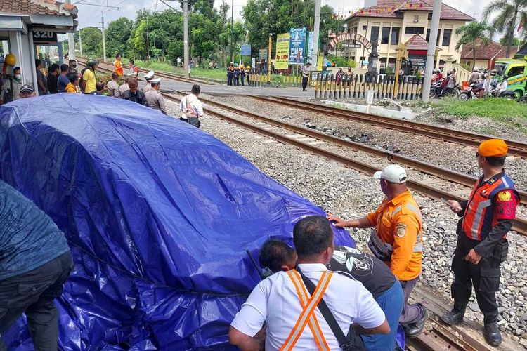 korban kecelakaan kereta api, kecelakaan kereta di sleman, kecelakaan ka bangunkarta, kecelakaan kereta di Prambanan, KA Bangunkarta tabrak mobil motor, Kronologi kecelakaan kereta Prambanan, Update Kecelakaan Kereta di Prambanan, Petugas Palang Pintu Diperiksa