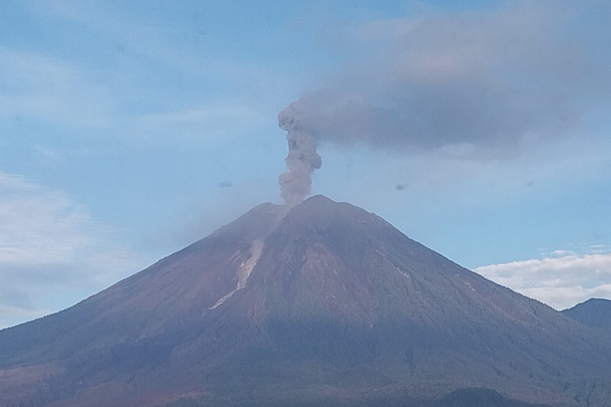 gunung api, Gunung Lewotobi, Gunung Merapi, Gunung Semeru, gunung api berstatus Siaga, BNPB: Waspada 4 Gunung Api Berstatus Siaga, Dua di Pulau Jawa