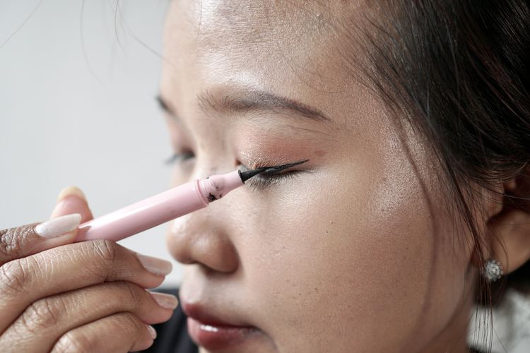 tutorial makeup, idul adha 2025, makeup tutorial, makeup tutorial step by step, makeup idul adha, tutorial makeup untuk idul adha, makeup tahan lama dan natural utnuk idul adha 2025, Tutorial Make Up Natural dan Tahan Lama untuk Idul Adha, 1. Mulai dengan persiapan kulit, 2. Gunakan primer untuk ketahanan tambahan, 3. Pilih alas bedak ringan dengan hasil glowing natural, 4. Concealer tipis di area gelap, 5. Bentuk alis secara natural, 6. Rias mata dengan warna netral, 7. Aplikasikan blush on dengan warna segar, 8. Set riasan dengan bedak tabur, 9. Tambahkan highlighter tipis, 10. Pakailah lip tint atau gloss, 11. Kunci dengan setting spray