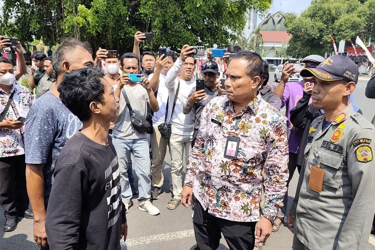 Kabupaten Pati, bupati pati, Bupati Sudewo, kenaikan pbb 250 persen, demo 13 Agustus, demo 13 agustus 2025, demo 13 agustus pati, Demo 13 Agustus Jadi atau Tidak? Ini Daftar Aliansi yang Akan Tetap Gelar Aksi di Alun-Alun Pati