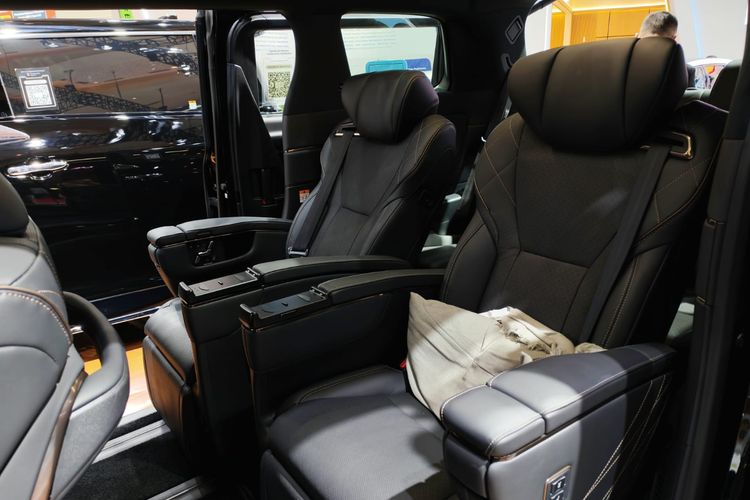 Toyota, Bedah Fitur Alphard XE, Versi Entry Level MPV Sultan Toyota