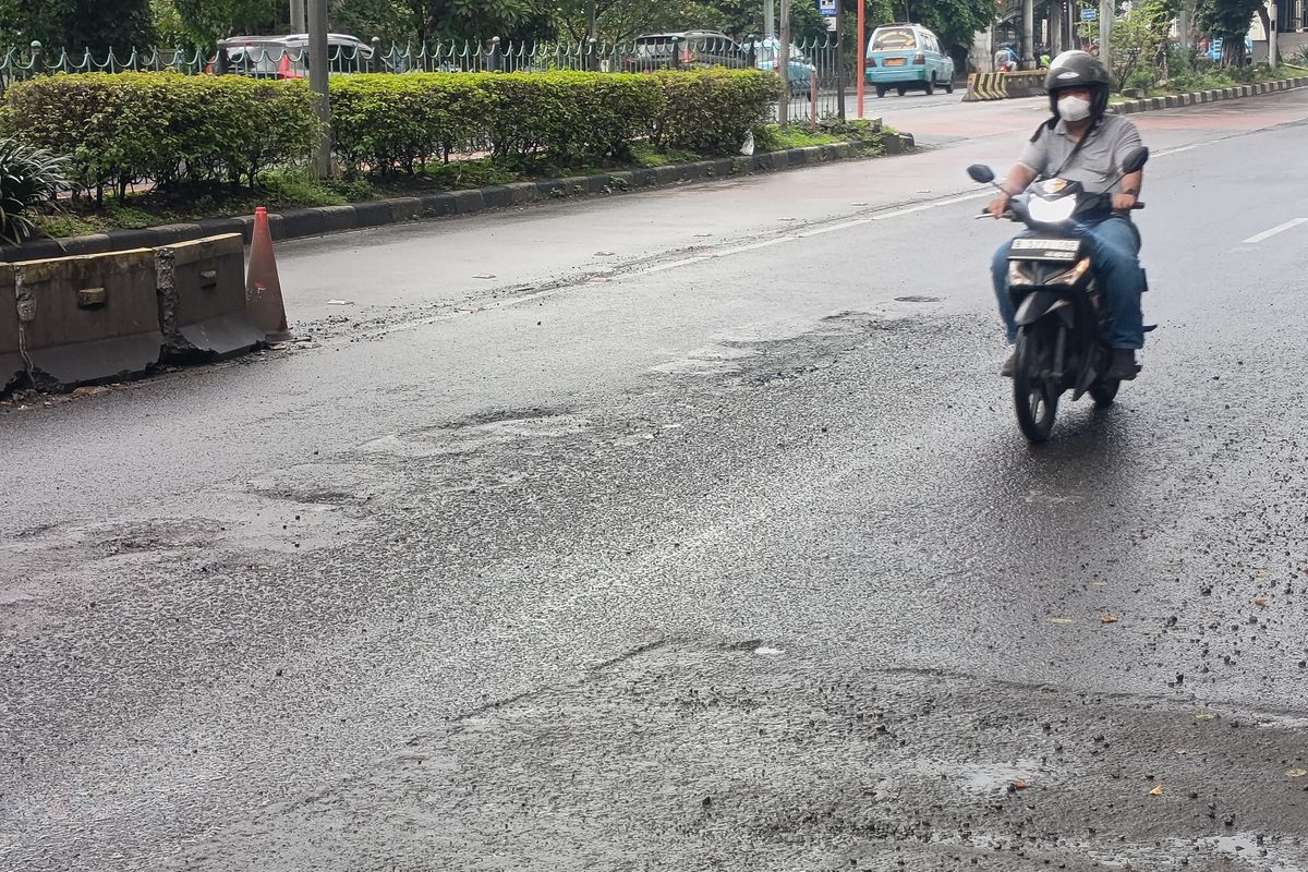 jalan rusak, Rano Karno, jalan berlubang, Pemprov DKI, Wagub Rano Karno: 8.000 Titik Jalan Berlubang Sudah Diperbaiki