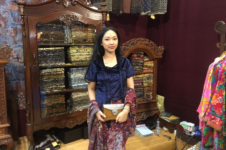 batik, Hari Batik Nasional, melestarikan batik, Inacraft 2025, Hari Batik Nasional 2025, peringatan hari batik nasional, pameran inacraft, pameran inacraft 2025, Cerita Pelaku UMKM Batik di Inacraft 2025, Selipkan Harapan pada Hari Batik Nasional, Cerita pelaku UMKM batik di Inacraft 2025, ingin tetap relevan, Generasi muda yang mementingkan loyalitas dan inovasi, Setia pada batik klasik leluhur, Harapan yang sama, batik untuk semua