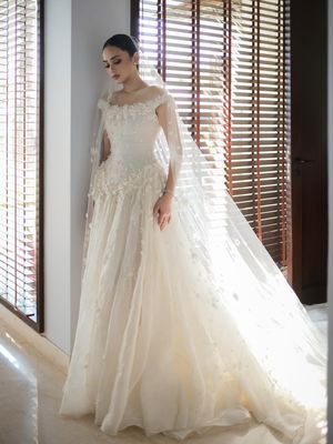 Syifa Hadju, 5 Detail Gaun Pengantin Syifa Hadju di Bali, Dipenuhi Ribuan Bunga Handmade, 1. Menggunakan material ringan: organza dan gazar, 2. Siluet off-shoulder yang feminin, 3. Ribuan bunga dengan teknik hand appliqué, 4. Tekstur tiga dimensi yang menonjol, 5. Veil panjang dengan aksen senada