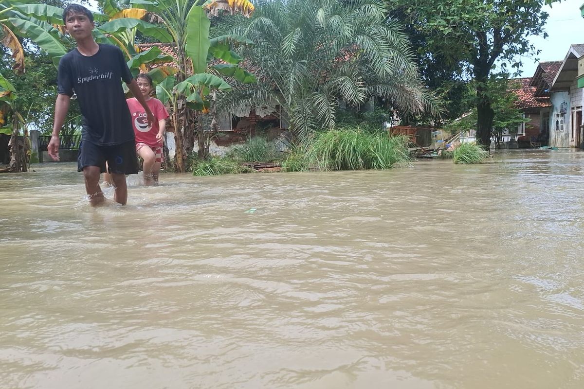 Banjir Bekasi Memakan Korban Jiwa, Seorang Remaja Tewas Tenggelam, Bagaimana kronologi kejadian tenggelamnya korban?, Bagaimana proses pencarian korban dilakukan?, Bagaiamana kondisi korban saat ditemukan?, Apa dugaan penyebab korban tenggelam?, Apa penyebab banjir di Desa Bojongsari?