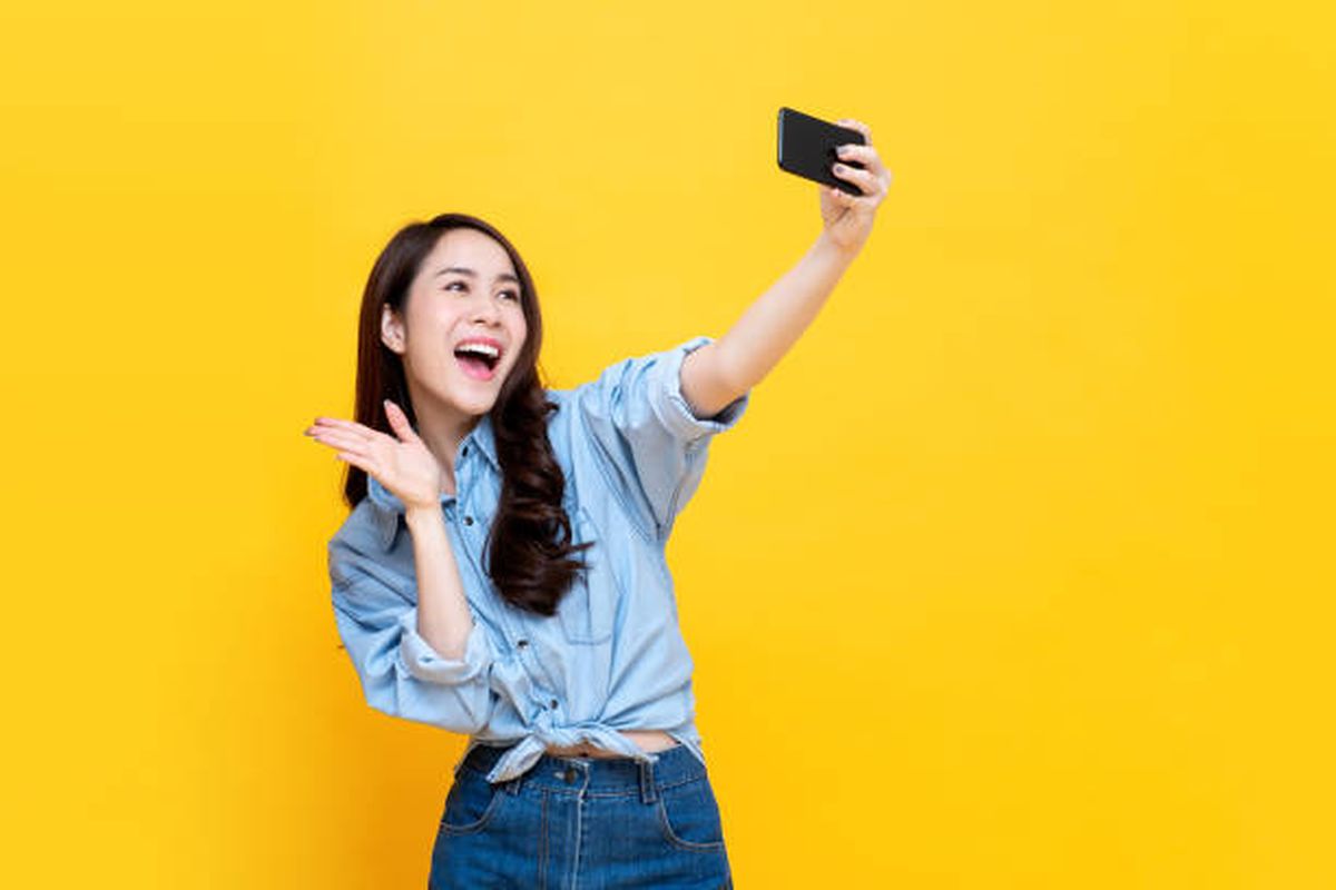 narcissistic personality disorder, 8 Ciri-ciri Orang NPD yang Menguras Emosi, Apa Saja?, 1. Merasa dirinya paling penting, 2. Percaya dirinya sangat istimewa, 3. Menuntut kekaguman berlebihan, 4. Merasa paling berhak atas segalanya, 5. Kesulitan untuk berempati, 6. Memiliki sifat iri hati, 7. Berperilaku arogan dan angkuh, 8. Suka memanfaatkan orang lain