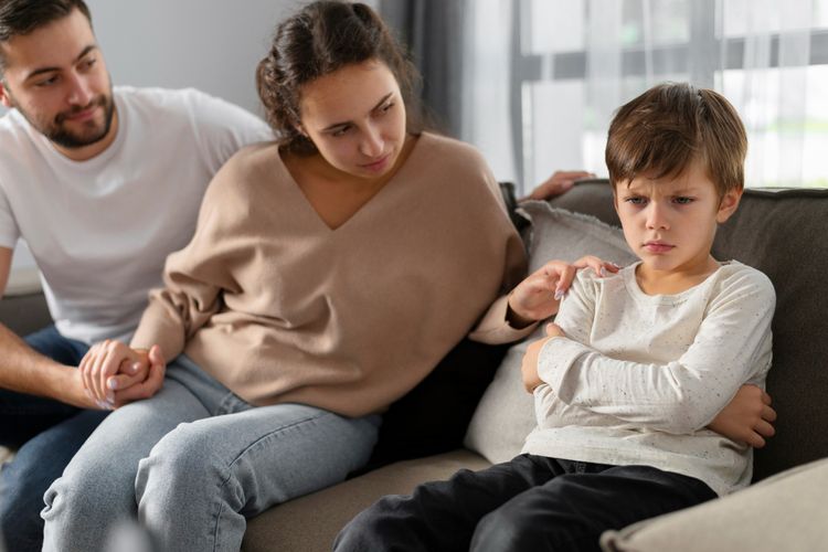 stres, cara mengatasi stres, stres pada anak, tips parenting, tips parenting anak, cara mengatasi stres pada anak, cara orangtua atasi stres anak, bagaimana cara mengatasi stres pada anak, 8 Cara Membantu Anak Mengatasi Stres Menurut Ahli, Sudah Coba?, 1. Tetap tenang dan akui perasaan anak, 2. Jaga rutinitas harian, 3. Beri waktu untuk istirahat, 4. Rencanakan dan siapkan anak menghadapi perubahan, 5. Batasi paparan televisi dan internet, 6. Beri kasih sayang lebih, 7. Kurangi sumber stres, 8. Ajarkan anak mengelola stres