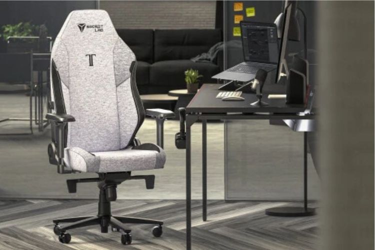 nyeri punggung, low back pain, Work from Home, kursi ergonomis, work from home, kursi gaming, lumbar pillow, Secretlab, Secretlab TITAN Evo, Duduk Seharian Saat WFH? Ini Cara Melindungi Punggung dari Risiko Low Back Pain