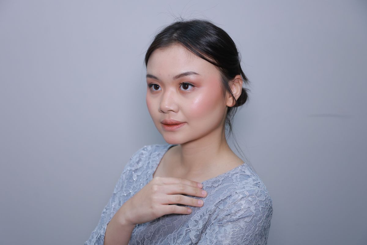 Makeup Wisuda, makeup wisuda, makeup wisuda tahan lama, makeup wisuda anti luntur, tutorial makeup wisuda, tutorial makeup wisuda untuk pemula, langkah langkah makeup wisuda, tutorial makeup, Tutorial Makeup Wisuda Natural untuk Pemula, Tahan Lama Seharian, 1. Persiapan kulit (skin preparation), 2. Gunakan primer sesuai area wajah, 3. Samarkan noda dengan color corrector, 4. Aplikasikan foundation dengan teknik yang tepat, 5. Gunakan contour dan blush on cream, 6. Kunci dengan bedak, 7. Rapikan bentuk alis, 8. Riasan mata dengan eyeshadow, 9. Bulu mata palsu, 10. Tambahkan eyeliner, 11. Pertegas kontur wajah dengan produk powder, 12. Tambahkan highlighter, 13. Pilih warna lipstik sesuai makeup mata, 14. Akhiri dengan setting spray