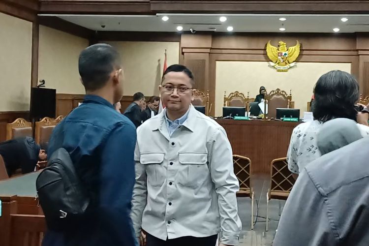 ASDP, Ira Puspadewi, BUMN, Kementerian BUMN, PT Jembatan Nusantara, kementerian BUMN, Eks Dirut ASDP Akui Beri Emas ke Pejabat Kementerian BUMN: Itu Kemanusiaan, Bukan Gratifikasi, Diklaim sebagai Bentuk Simpati kepada Pejabat Sakit, Kesaksian Mantan Direktur SDM ASDP, Bantahan dari Tim Hukum Ira, Konteks Kasus Korupsi PT ASDP