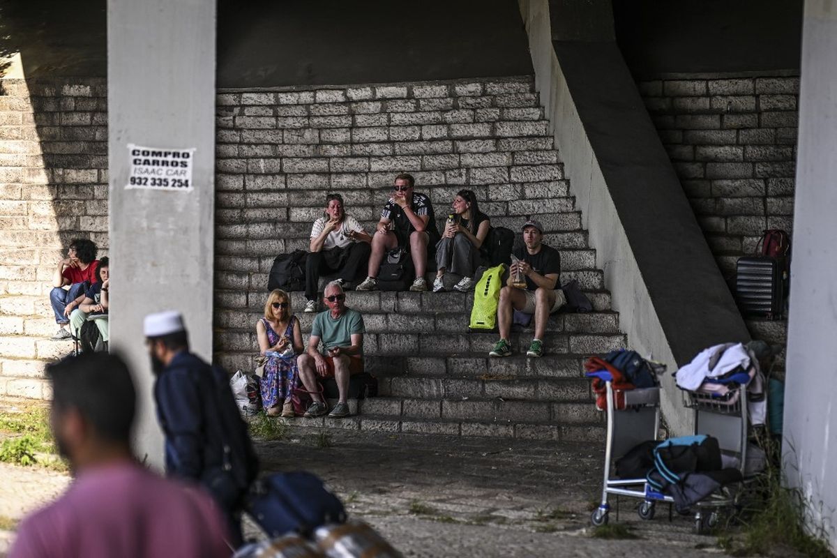 mati lampu hari ini, spanyol dan portugal mati listrik, pemadaman listrik di spanyol, dampak mati listrik di spanyol dan portugal, pemadaman listrik di portugal, bandara lisbon portugal, spanyol mati lampu, portugal mati lampu, Bandara Portugal Mati Listrik, Penumpang Antre di Ruangan Gelap Tanpa AC