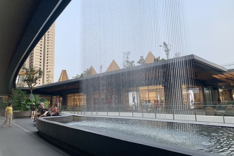 Jakarta Premium Outlets, Alam Sutera, alam sutera, mal di tangerang, 5 Spot Aesthetic buat Hunting Konten di Jakarta Premium Outlets, 1. Area lobi, 2. Pinggir kolam, 3. Jembatan dan balai kayu, 4. Rooftop, 5. Air terjun dinding