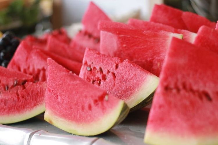hipertensi, darah tinggi, makanan penurun darah tinggi, penurun darah tinggi, Makanan untuk Turunkan Darah Tinggi, Pas Dikonsumsi Saat Idul Adha, 1. Sayuran hijau, 2. Telur, 3. Minyak zaitun, 4. Semangka, 5. Kayu manis, 6. Buah bery, 7. Cokelat hitam, 8. Delima, 9. Makanan fermentasi, 10. Buah bit, 11. Kiwi, 12. Gandum utuh, 13. Pisang, 14. Bawang putih, 15. Ikan berlemak, 16. Kacang-kacangan