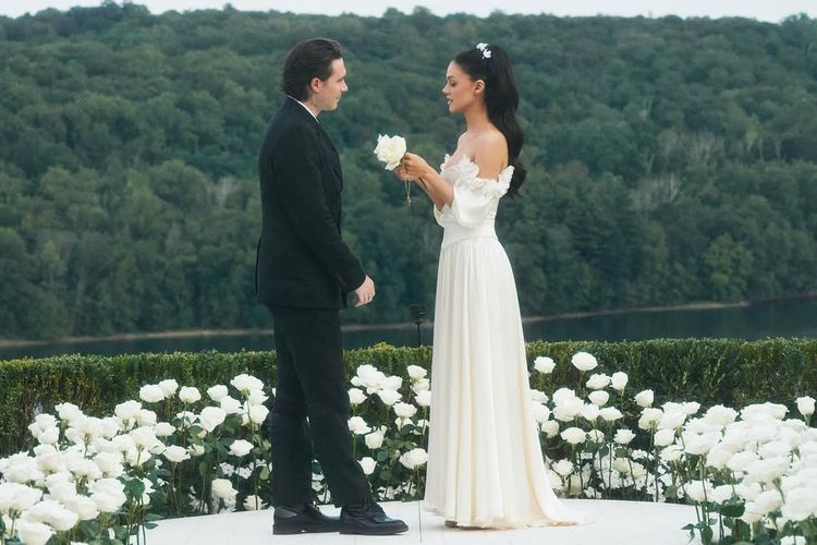 Brooklyn Beckham, Nicola Peltz, keluarga Beckham, Di Balik Pernikahan Brooklyn Beckham dan Nicola Peltz, Isu Lama Kembali Mencuat, Hubungan yang singkat, Isu keluarga dan pembaruan janji nikah tanpa keluarga Beckham, Tuduhan lama terhadap Nicola Peltz kembali diungkit, Puluhan tato Brooklyn jadi sorotan psikologis, Ketimpangan usia dan dinamika kekuasaan, Hubungan yang terus diuji sorotan publik