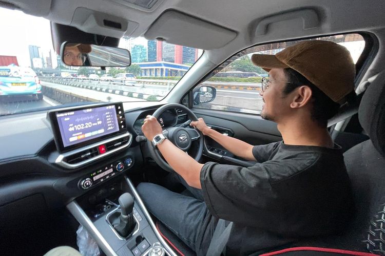 Rocky Hybrid, Review Lengkap Daihatsu Rocky e-Smart Hybrid: SUV Ringkas Rasa EV, Interior: Fungsional, Tapi Standar, Fitur: Paling Terasa di Pemakaian Harian, Impresi Berkendara: Halus dan Santai, Konsumsi BBM: Irit dalam Kondisi Riil, Kesimpulan