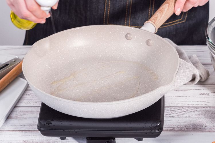 martabak manis, martabak manis teflon, 4 Tips Bikin Martabak Manis Teflon Anti Gosong, 1. Timbang dan campur bahan dengan tepat, 2. Gunakan teflon dengan suhu panas sedang, 3. Sesuaikan ukuran kompor dengan diameter teflon, 4. Gunakan api kecil dan stabil