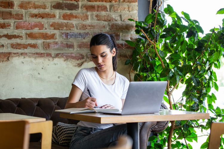 work from cafe, Mengapa Banyak Orang Lebih Fokus Kerja di Kafe daripada di Rumah?, 1. Suasana baru yang merangsang panca indra, 2. Background noise yang menenangkan, 3. Ada tekanan sosial dari sesama pekerja yang WFC, 4. Tak ada kewajiban untuk multitasking, 5. Batasan waktu yang ketat