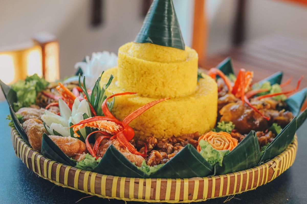 Tumpeng, filosofi tumpeng, makna tumpeng, tumpeng adalah, makna tumpeng dalam tradisi jawa, filosofi tumpeng jawa, asal usul tumpeng, bentuk kerucut tumpeng, sejarah tumpeng Jawa, sejarah tumpeng dalam bahasa jawa, arti tumpeng dalam budaya Jawa, tradisi tumpeng Jawa, tradisi tumpeng di jawa, Mengapa Disebut Tumpeng dan Berbentuk Kerucut? Ini Makna Filosofis di Baliknya, Asal-usul dan Makna Nama Tumpeng, Mengapa Tumpeng Berbentuk Kerucut, Makna Filosofis Tumpeng dan Lauk-pauknya, Dari Selametan hingga Simbol Persaudaraan, Simbol Keseimbangan dan Ketauhidan, Makna Abadi di Balik Tumpeng