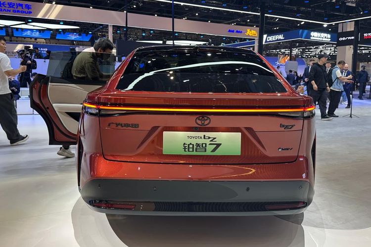 Toyota, Sedan listrik, mobil listrik, Melihat Langsung Sedan Listrik Toyota bZ7 di Beijing Auto Show 2026