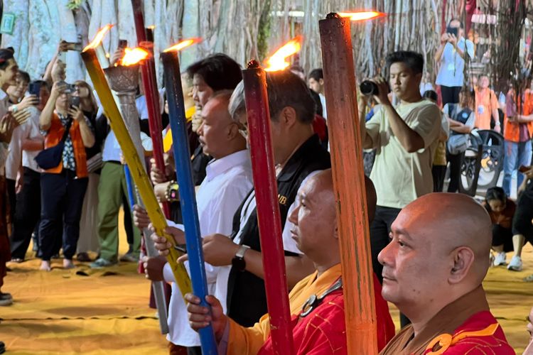 Api Dharma, api dharma, api dharma waisak adalah, Api Dharma Waisak, Api Dharma Waisak Disakralkan di Candi Mendut usai Tempuh Jarak 107 Km