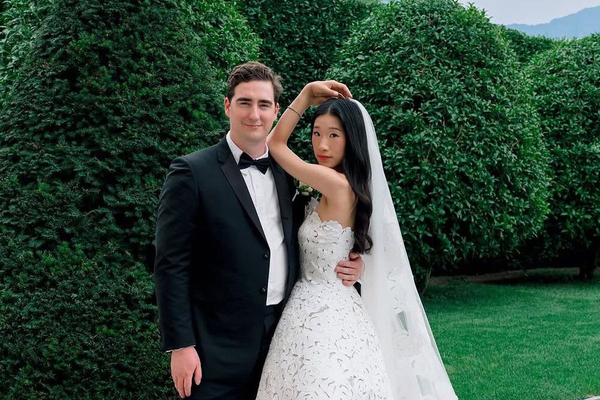Influencer TikTok, Becca bloom, David Pownall, pernikahan becca bloom, gaun pernikahan becca bloom, one percenter princess, wedding becca bloom, Becca Bloom Gelar Pernikahan Mewah di Lake Como, Keindahan Gaun Oscar de la Renta Jadi Sorotan, Biaya fantastis dan lokasi ikonik, Koleksi gaun dan perhiasan yang mencuri perhatian, Riasan natural dengan sentuhan elegan, Kisah cinta sederhana, pernikahan super mewah