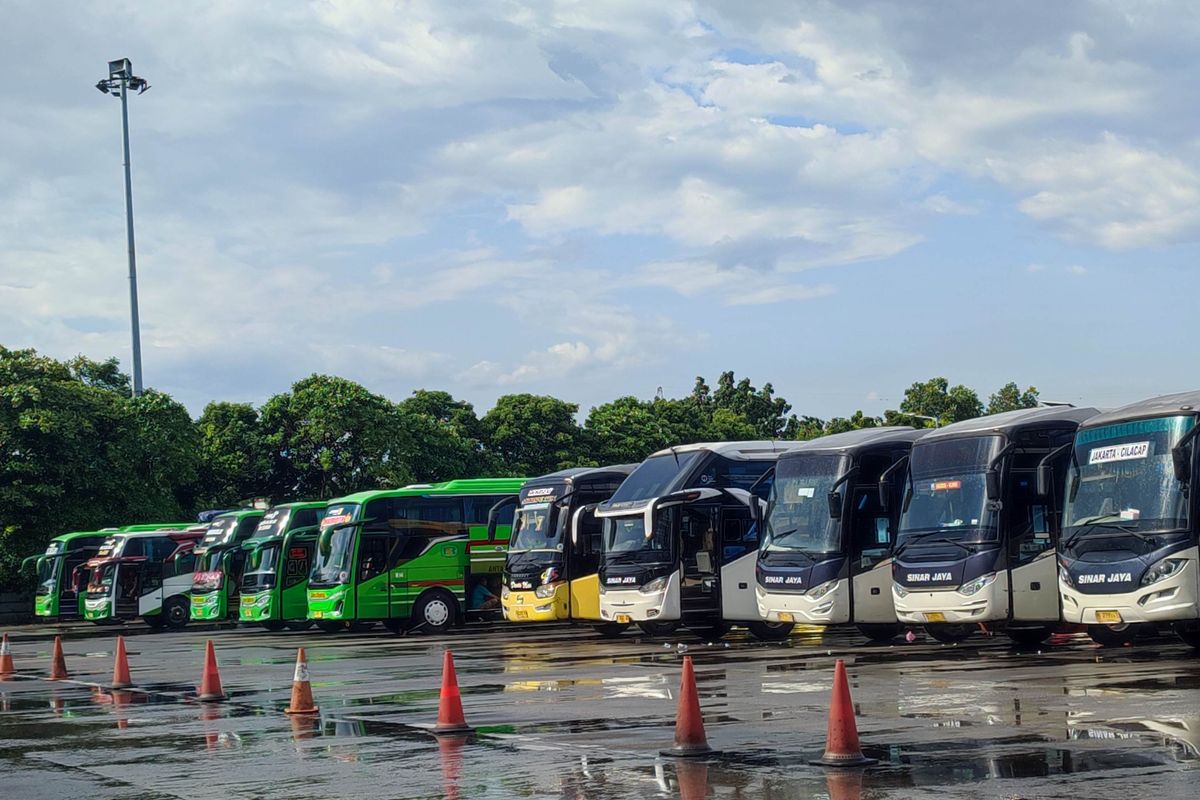 Nataru, transportasi darat, Menhub Pastikan 31.433 Bus Siap Layani Nataru 2025/2026