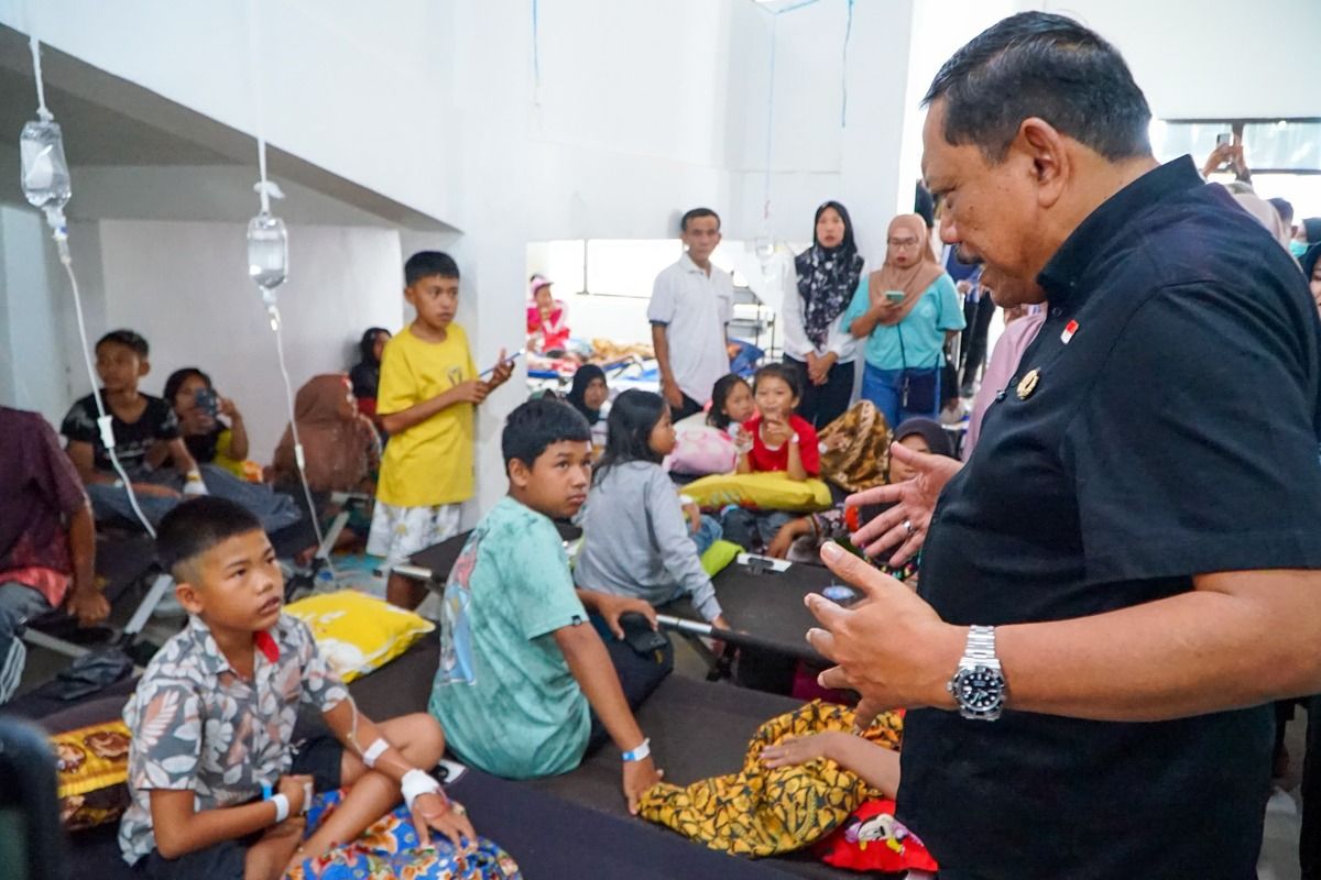 Program Makan Bergizi Gratis, siswa keracunan mbg, keracunan massal Lebong, keracunan makanan Bengkulu, paud keracunan mbg, rsud lebong bengkulu, keracunan makanan sekolah, korban keracunan siswa PAUD SD SMP, Ratusan Anak PAUD-SMP di Lebong Bengkulu Keracunan Usai Makan MBG, 300 Dirawat di RSUD, Sampel MBG dikirim ke BPOM, Daftar sekolah yang terdampak, Kondisi korban mulai membaik, Hasil uji lab BPOM