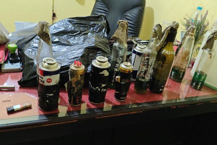 True Crime Community, Densus 88, Densus 88 Ungkap Peran Grup True Crime Community di Balik Aksi Molotov Siswa SMPN 3 Sungai Raya, Apa yang diungkap Densus 88 terkait pelaku?, Bagaimana kronologi kejadian di SMPN 3 Sungai Raya?, Mengapa True Crime Community dinilai berbahaya?, Apa peran orang tua dan masyarakat dalam pencegahan?