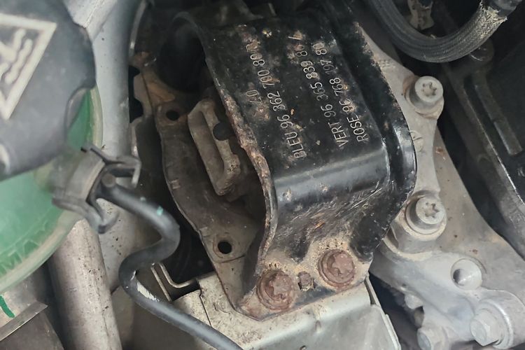 Peugeot, komponen, non-maintenance, kerusakan, Selang, Servis Rutin Saja Tak Cukup untuk Perawatan Mobil