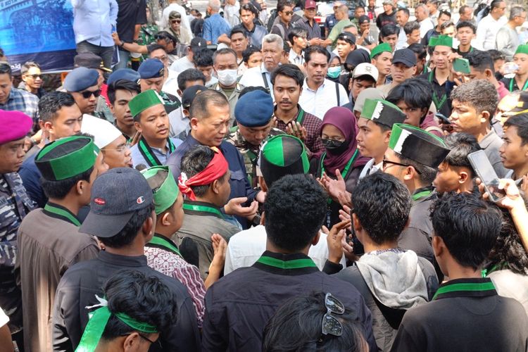 DPRD NTB, gedung dprd NTB, tameng, Gedung DPRD NTB dibakar massa aksi, Gedung DPRD NTB dibakar, demo di mataram hari ini, pelajar SMP ambil tameng polisi, tameng polisi, Pelajar SMP di Mataram Diamankan karena Ambil Tameng Polisi saat Demo, LPA NTB Turun Tangan