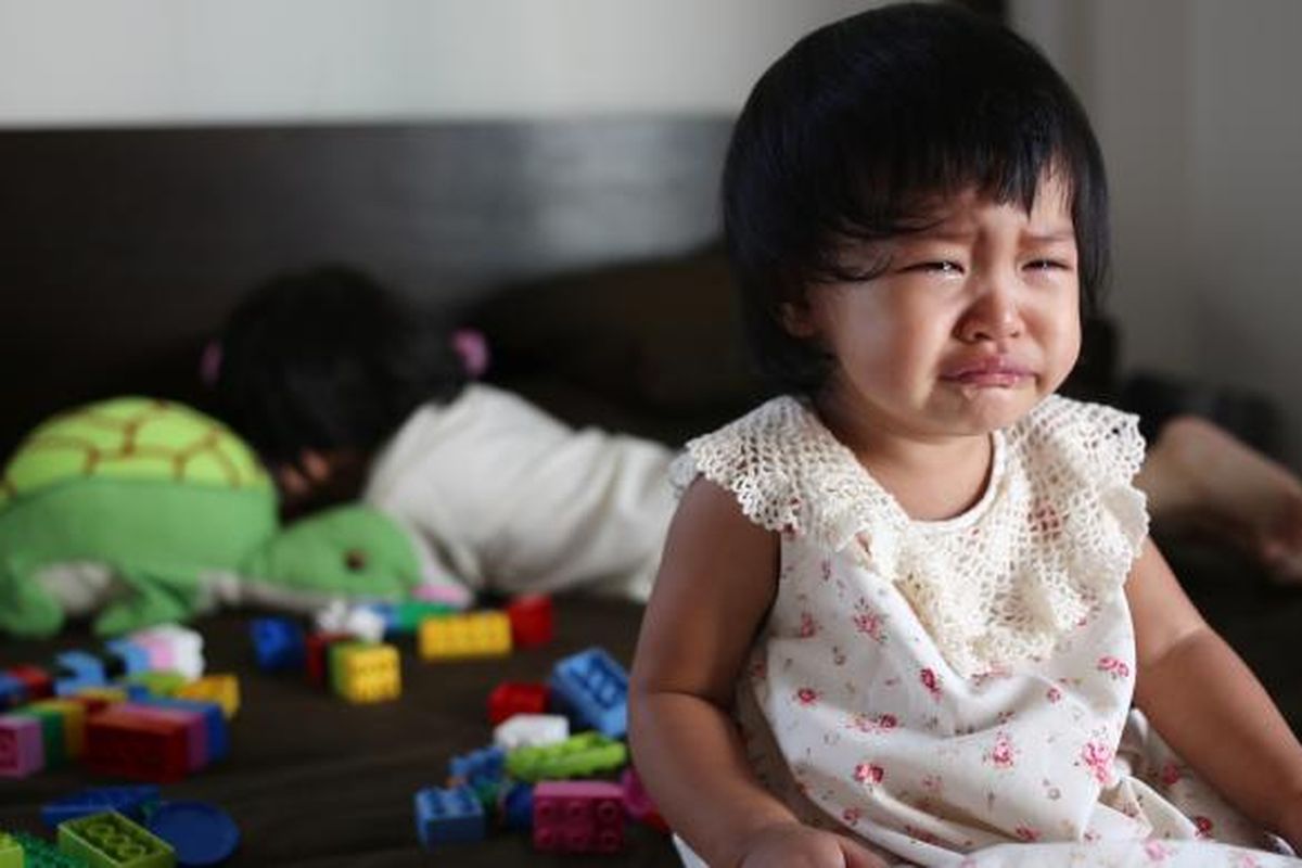 anak sensitif, tanda anak sensitif, 6 Tanda Anak Sensitif yang Sering Tidak Disadari Orangtua, 1. Sangat sensitif terhadap suara, bau, cahaya, dan sentuhan, 2. Cenderung hati-hati dan butuh waktu beradaptasi, 3. Emosinya kuat dan mudah meledak, 4. Sulit menghadapi kejutan, 5. Mudah menyerap emosi orang lain, 6. Sangat peka terhadap detail kecil
