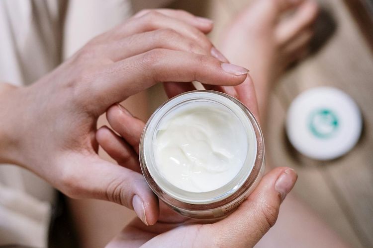 ibu baru, ibu pasca melahirkan, ibu menyusui, ibu baru melahirkan, diet setelah melahirkan, pantangan ibu menyusui, pantangan ibu pasca melahirkan, larangan setelah melahirkan, skincare ibu menyusui, 5 Hal yang Sebaiknya Dihindari Ibu Saat Menyusui dan Pemulihan Pasca-Melahirkan, 1. Melakukan aktivitas fisik yang berat, 2. Melakukan diet ketat, 3. Mengonsumsi obat pelangsing, 4. Melakukan perawatan kulit yang berlebihan, 5. Menggunakan obat atau skincare sembarangan
