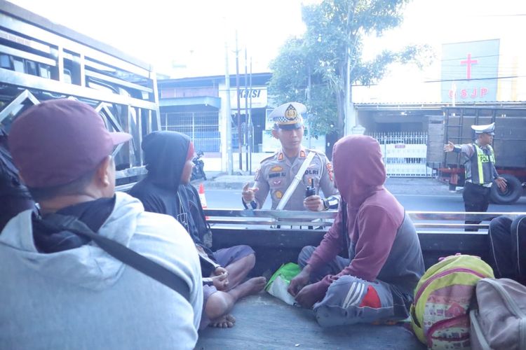 truk, bus sekolah, Karoseri, Viral Truk Disulap Jadi Bus Sekolah, Pakar Ingatkan Bahaya Keselamatan